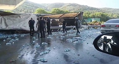 Su yüklü tır hızlı tren köprüsü ayağına çarptı : Sürücü hayatını kaybetti