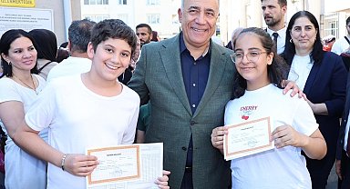 Sultangazi'de Başkan Dursun, öğrencilerin karne heyecanına ortak oldu