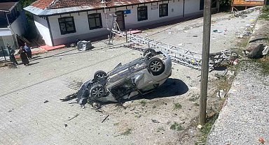 Takla atan otomobil aydınlatma direğine çarptı: 1 yaralı