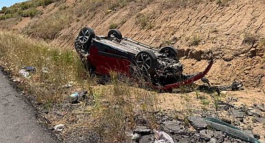 Takla atan otomobildeki 2 kişi yaralandı
