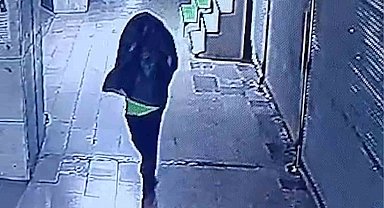 Tanınmamak için başına çöp poşeti geçirip yangın çıkaran şahıs kameralara yakalandı