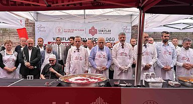 Tarihi Mısır Çarşısı'nda 20 bin kişilik aşure ikramı