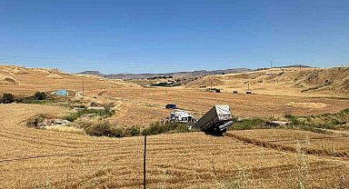 Tır, bariyer ve buğday tarlasını aşıp sulama kanalına düştü: 3 yaralı