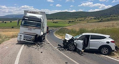 Tokat'ta otomobil ile kamyon çarpıştı: 4 yaralı