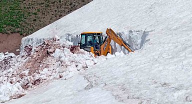 Tunceli'de haziran ortasında karla mücadele sürüyor