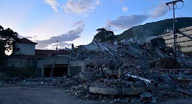 Venezuela'da enkaz altındaki çocuk 6 saatlik operasyonla kurtarıldı