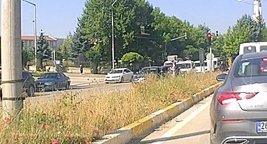 Yaşlı kadına yol vermek isteyen araca başka bir otomobil arkadan böyle çarptı