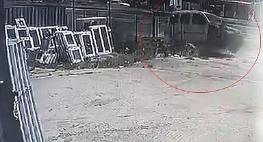 Yoldan çıkan araç iş yerinin bahçesine daldı, sürücü yaralandı
