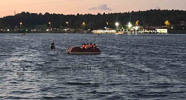 Ziplinede mahsur kalan vatandaşı deniz bisikletiyle gölette gezenler kurtardı