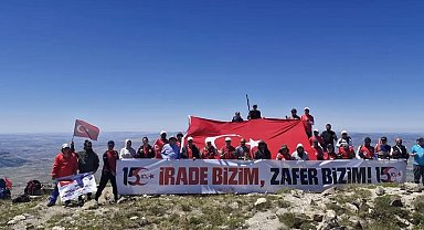 15 Temmuz için zirveye tırmandılar