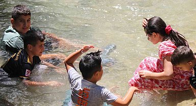 40 metreden dökülen buz gibi sular sıcaktan bunalanları ağırlıyor