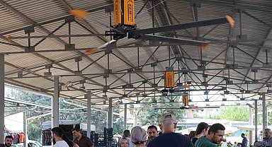 Adana sıcağı bunalttı, belediye pazara tavan vantilatörleri kurdu