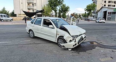 Adıyaman'da iki otomobil çarpıştı: 1'i ağır 3 yaralı