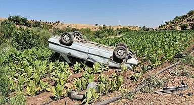 Adıyaman'da takla atan otomobildeki 3 kişi yaralandı