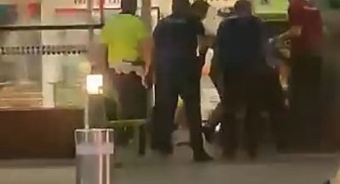 Adnan Menderes Havalimanında hareketli anlar: 4 polis bıçaklandı