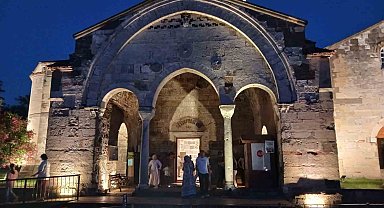 Akşamları ışıklandırılan Ayasofya ziyaretçileri hayran bırakıyor