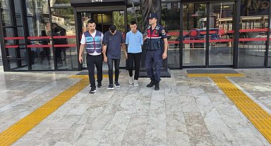 Alanya'da ayakkabı mağazasından hırsızlık yapan 2 şüpheli tutuklandı