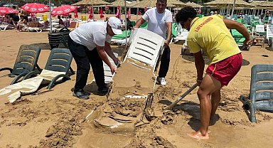 Alanya'da dev dalgalar şezlongları kuma gömdü