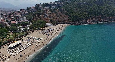 Alanya'da hava 33, deniz 29 dereceyi gördü, turistler denize koştu