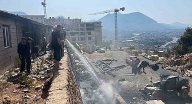 Alanya'da inşaat boruları alev aldı, yangın yatakhaneye sıçradı