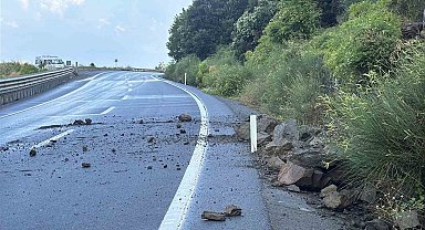 Alaplı-Akçakoca yolunda heyelan ulaşımı aksattı