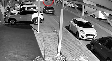 Alkollü stajyer sürücü park halindeki araçlara çarptı, o anlar güvenlik kamerasına yansıdı