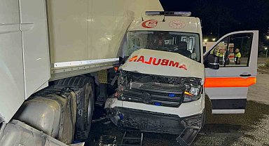 Ambulans ile tır çarpıştı: 6 yaralı