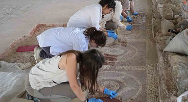 Anadolu'nun en büyük 3 Roma villasından biri olan bin 800 yıllık villadaki mozaikler kurtarılıyor