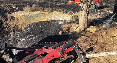 Anız yangınına müdahale eden traktör alevlere teslim oldu
