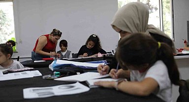 Anne ve çocukları karakalem tezhip çalışması yaptı