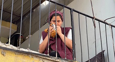Annesi sokaktan korkarken, facia evlerinin balkonunda yakaladı