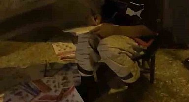 Annesiyle hurda toplayan Ayşe'nin kitap sevgisi duygulandırdı