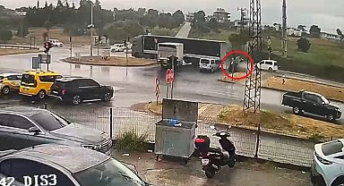 Antalya'da otomobilin tır sürükleyip takla attırdığı anlar kamerada: 3 yaralı