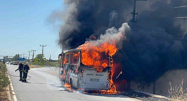 Antalya'da yolcu midibüsü alev alev yandı, sürücü yolcuları tahliye etti