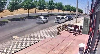 Araçların sırayla çarpıştığı kaza kamerada