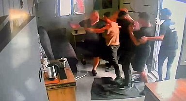 Arnavutköy'de husumetlilerinin dükkanını silahlarla bastılar, o anlar kamerada