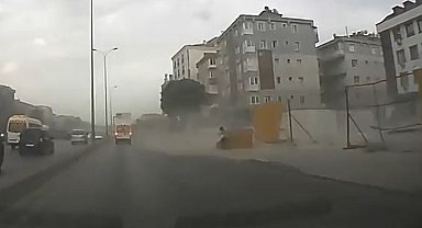 Avcılar E-5 yan yolda inşaat bariyerleri fırtınada böyle uçtu