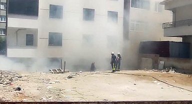Avcılar'da metruk bina yangını