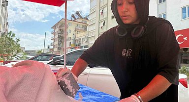 Babasının Torosların zirvesinde ağaç motoruyla kesip getirdiği karlar, 14 yaşındaki Kübra'nın tezgâhında alıcı buluyor