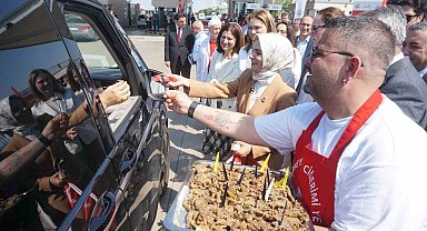 Bakan Göktaş Kapıkule'de gurbetçilerle kucaklaştı