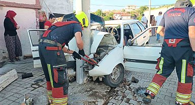 Balıkesir'de elektrik direğine çarpan araçta iki kişi yaralandı