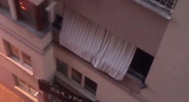 Balkon filesinde asılı kalan çocuğunu düşmesin diye dakikalarca tuttu
