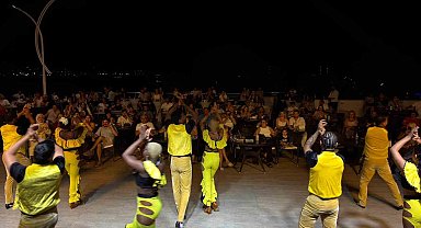 Bardakçı Koyu'nda tatil konser ve dans şovlarıyla renklendi