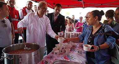 Başkan Kocagöz aşure bereketini vatandaşlarla paylaştı