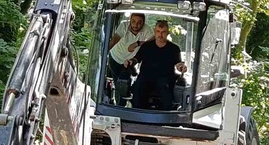 Başkan makamı bıraktı, kepçe koltuğuna geçti