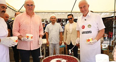 Başkan Özçelik kazanın başına geçip vatandaşlara aşure ikram etti