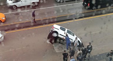 Başkentte sağanak hayatı felç etti: Yol çöktü, araç çukura düştü, iş yerlerini su bastı