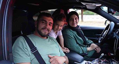 Bayrak ve ezan hasretiyle yola çıkan gurbetçilerin Kapıkule'den yurda girişleri sürüyor