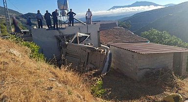 Belen'de hafif ticari araç evin bahçesine uçtu