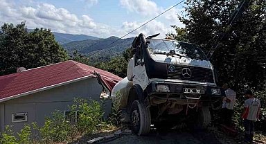 Beton mikseri evin çatısına düştü: Faciadan dönüldü